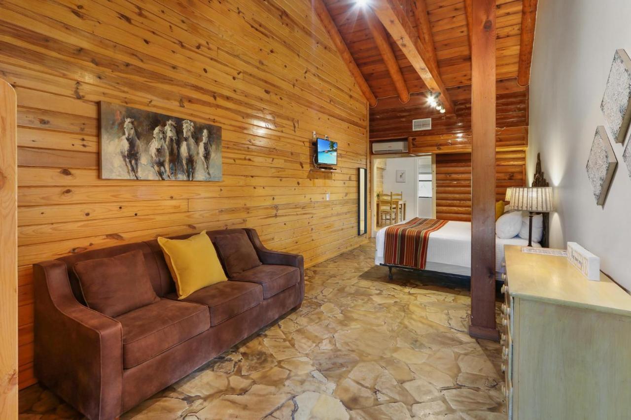 Wimberley Log Cabins Resort And Suites- Unit 3 Exterior photo